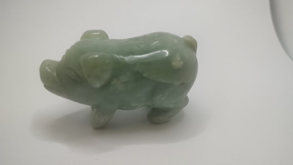 彫刻された緑色の翡翠の豚の置物：ヴィンテージ風水幸運動物像 - Etsy 日本