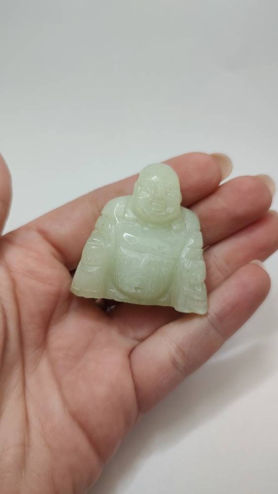 手彫りの翡翠仏のお守り：ミニチュア石彫刻 - Etsy 日本