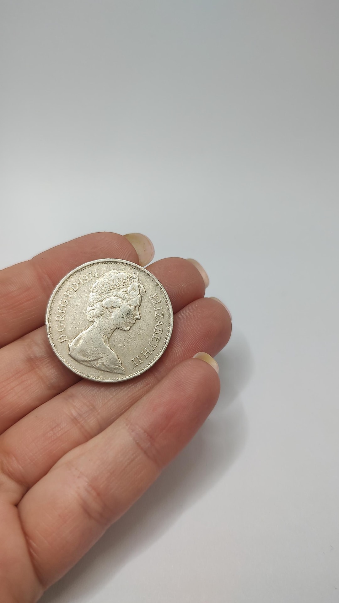 希少な1974年英国10ペンス硬貨：エリザベス2世、コレクターズアイテム