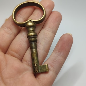 Llave antigua de latón adornada, llave coleccionable, llave colgante de latón para gabinete