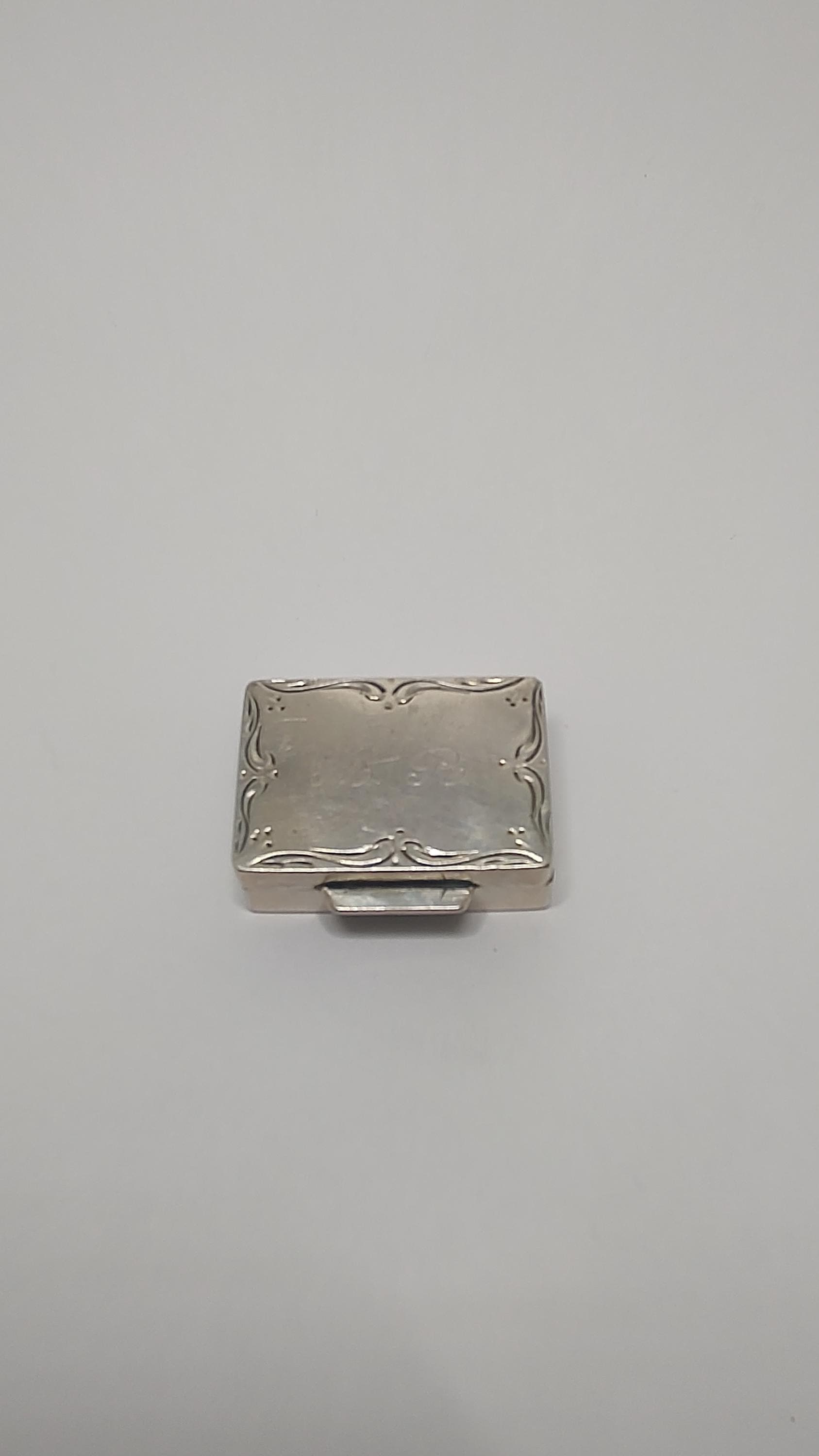 ヴィンテージ 800 シルバー スナッフ ピル ボックス、モノグラム M R