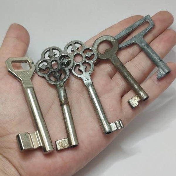 Bunch of old keys,vintage metal keys lot