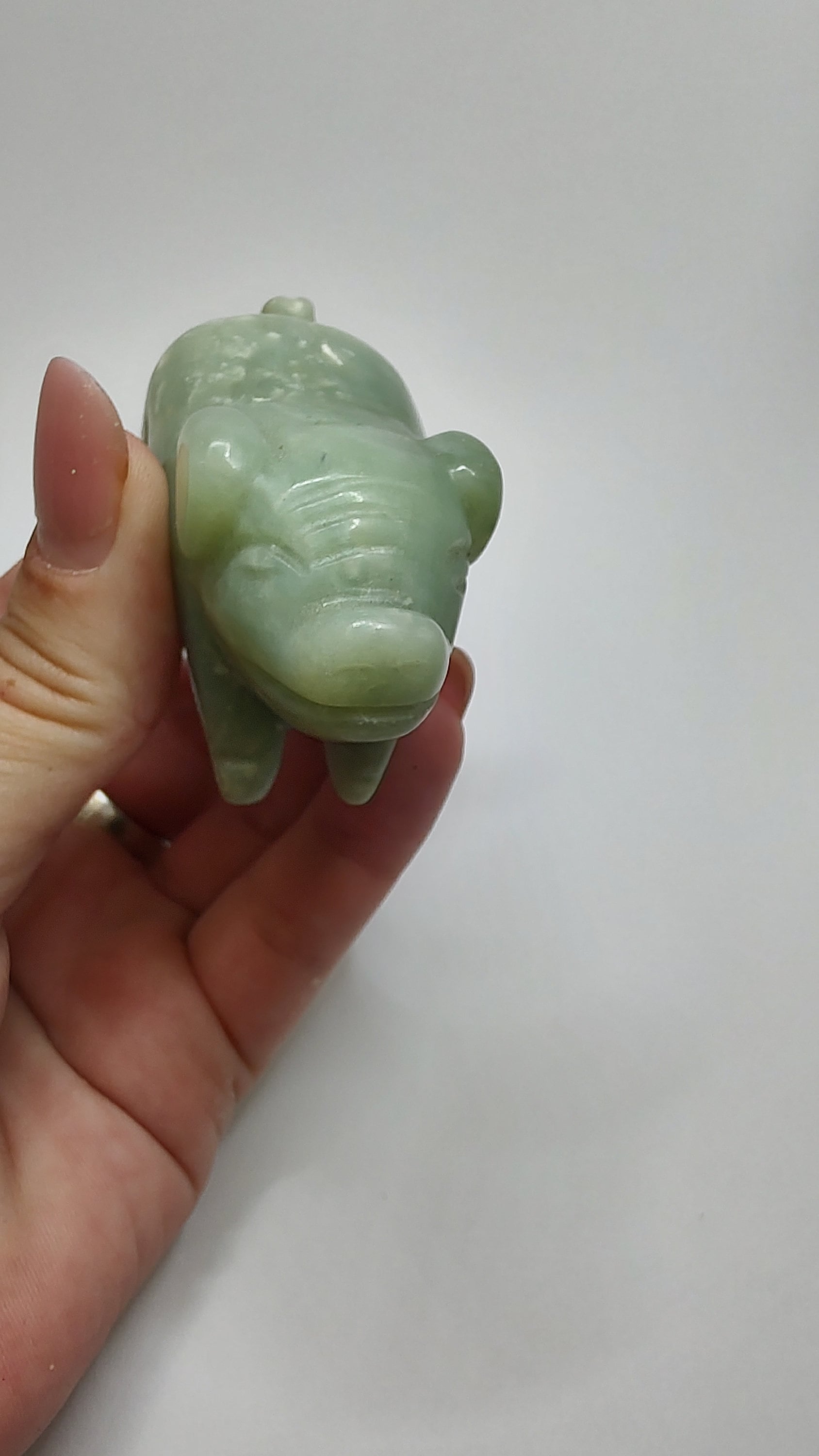 彫刻された緑色の翡翠の豚の置物：ヴィンテージ風水幸運動物像 - Etsy 日本
