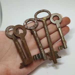 Antique metal rusty keys lot