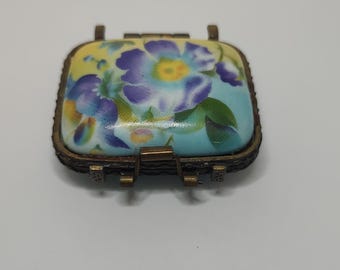 Vintage Porzellan Trinket Box - Handbemalte Blumen, Pillendose aus Messing