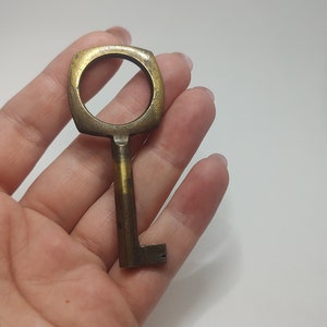 Llave antigua de latón adornada, llave coleccionable, llave de latón colgante