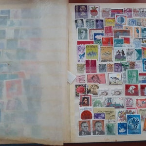 Álbum completo con la colección de sellos postales antiguos internacionales