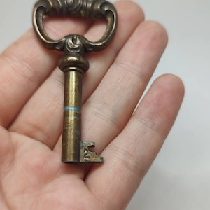 Llave antigua francesa adornada de latón, llave coleccionable, llave colgante de latón con número 2