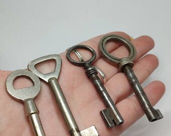 True Vintage Skeleton keys,silver keys
