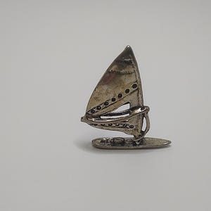 Adorno vintage de tabla de windsurf en plata de ley