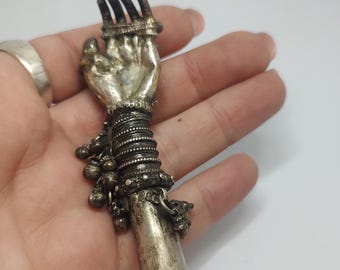 Pipa de opio antigua de plata de la India oriental con forma de mano, estilo mogol del siglo XIX, rubí esmeralda, pieza de colección rara.