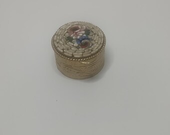 Pastilleros italianos vintage con micromosaico: juego de baratijas de latón con motivos florales dorados