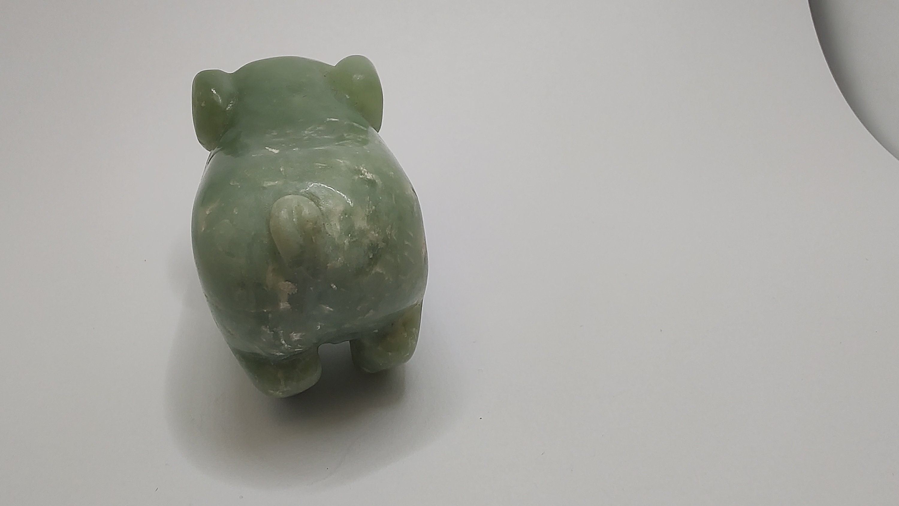 彫刻された緑色の翡翠の豚の置物：ヴィンテージ風水幸運動物像 - Etsy 日本