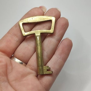 Llave antigua de latón adornada, llave coleccionable, llave de latón colgante