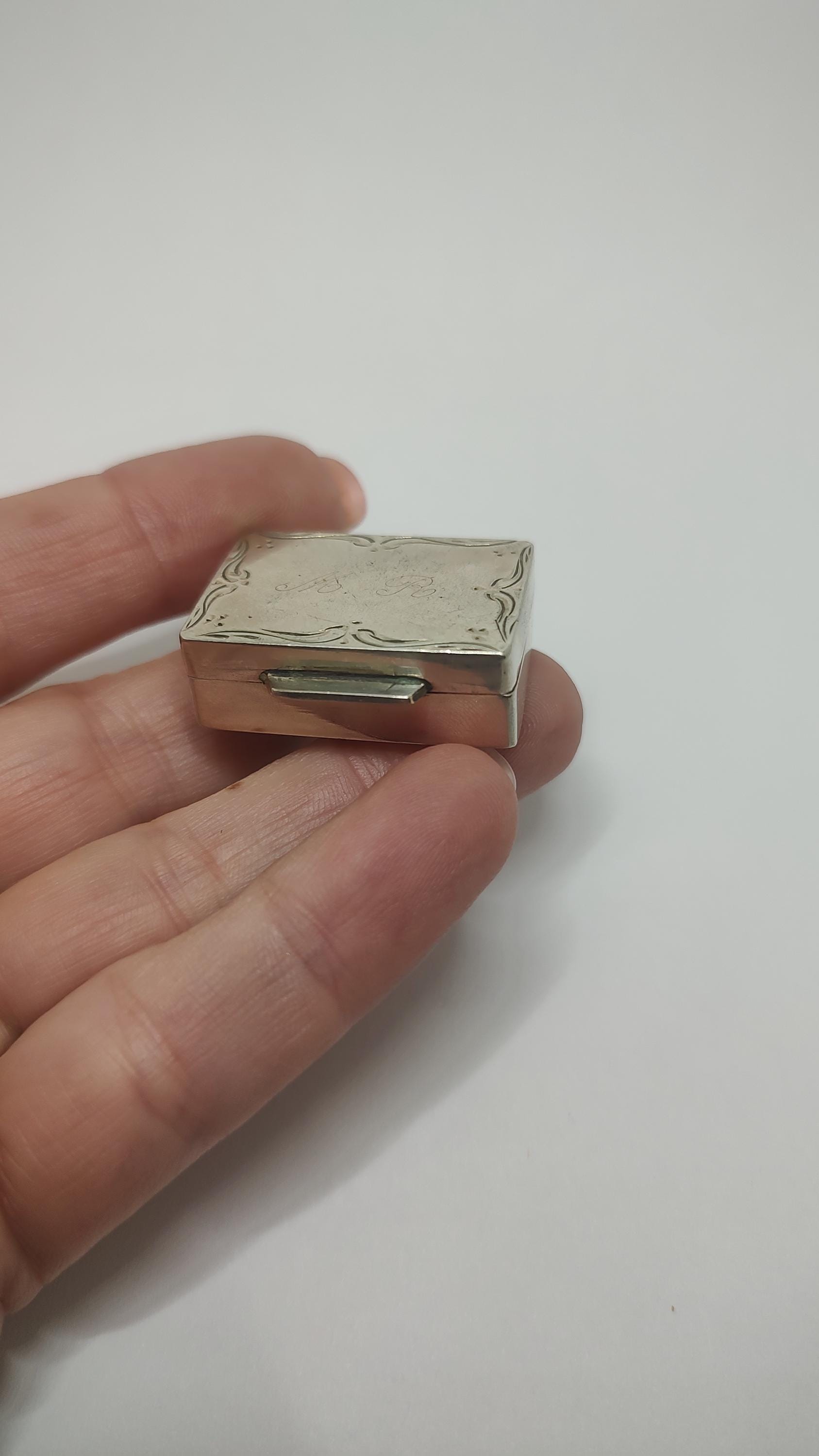 ヴィンテージ 800 シルバー スナッフ ピル ボックス、モノグラム M R