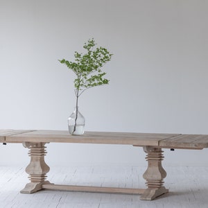 Mesa de comedor extensible con caballete y pedestal de madera de roble - Three Stone Creek