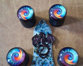 Guitarra Custom Edición Limitada. Perillas de control y cubiertas de armazón personalizadas... Juego de espirales de dragón negro... Una edición limitada personalizada.