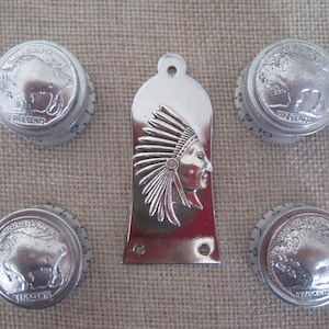 以下が含まれることがあります： バッファローニッケルデザインの銀製のギターノブ4個セットと、羽根飾りをかぶったアメリカ先住民の酋長の画像が描かれた銀製のギターピックです。
