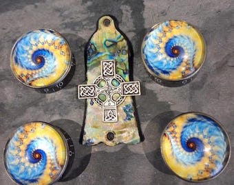 Guitarra Custom Limited Editions: Perillas de control y cubiertas del alma personalizadas - Amarillos y azules en diseño Oct - Una edición limitada personalizada