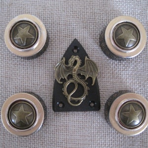 Puede incluir: Conjunto de cinco botones de guitarra negros y plateados con un diseño de estrella y una incrustación de dragón negro y dorado.