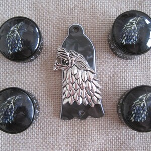 以下が含まれることがあります： 銀色のダイアウルフのグラフィックが施された黒いギターノブ4個セットと、銀色のダイアウルフのグラフィックが施された黒いギターピックガード