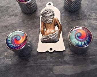 Guitarra Custom Ltd Editions: Perillas de control y cubiertas de armadura personalizadas - Diseño de remolinos de bronce Maiden - Una edición personalizada limitada
