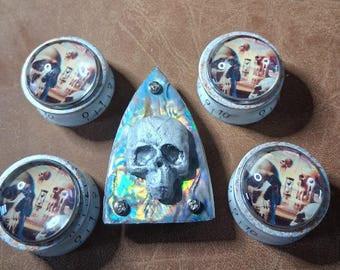 Perillas y cubiertas de armazón de guitarra personalizadas de edición limitada... Calaveras Darlie con imitación de concha... Perillas con acabado perlado