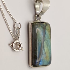 Vintage/antico: splendido ciondolo vintage in labradorite lampeggiante in argento 925 e catena