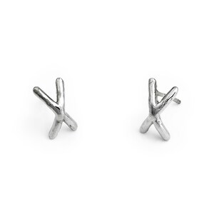 Pendientes de plata de ley en forma de X, pequeños tacos cruzados delicados, delicado minimalista símbolo plus, convexo en el lóbulo de la oreja - XOXO EARRINGS