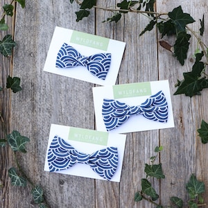 Blue dog bow tie | bow tie application for dog collars | detachable pet bow with wave pattern | bow tie for cats | cat accessory