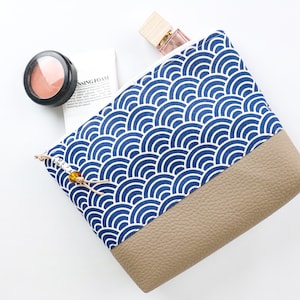 Blaues Kosmetiktäschen im Asia-Stil, Schminktäschchen mit maritimem Muster, vegane Makeupbag, beige, mit Perle, personalisiert m. Name