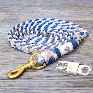 Custom horse tack w. name tag, personalized lead rope for pets, hand braided fr. Paracord®, w. panic h. or carabiner h., blue-beige-white