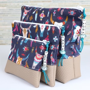 Kosmetiktäschchen, Kosmetiktasche, Schminktäschchen, Boho, Hippie, Kunstleder, vegan, grau, Stierschädel, mit Perle, personalisiert m. Name