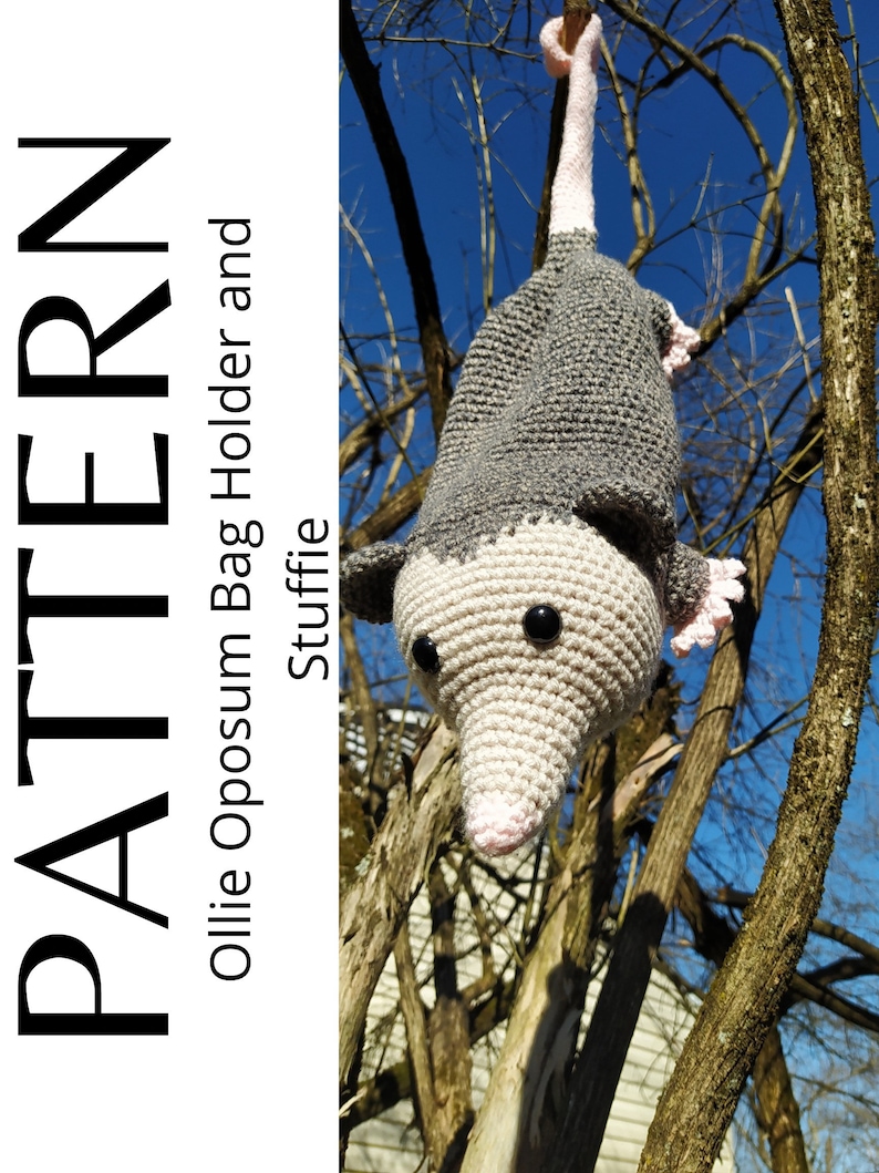 K&ouml;nnte beinhalten: Ein geh&auml;kelter grauer und rosa Opossum, der an einem Baumzweig h&auml;ngt. Der Opossum hat schwarze Augen und eine rosa Nase. Der Text "PATTERN ollie Opossum Bag Holder and Stuffie" befindet sich auf der linken Seite des Bildes.