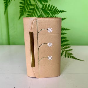 Vintage unused BUXTON 60s “Petite Fleur” leather trifold “key-tainer” key holder / key purse, new-old-stock