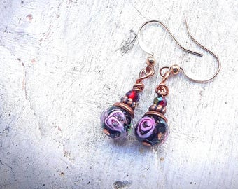 Hängeohrringe, Ohrhaken, Rotkupfer, facettierte 8mm Glasperlen Rosenmuster schwarz Glasschliffperlen, rot,