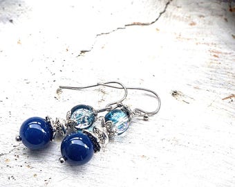 Hängeohrringe, 40x10 mm, blaue  Glasperlen, opak, transparent, Farbverlauf, Ohrhaken, Metall, Perlenkappen, silberfarben, Bohostil, Gipsy,
