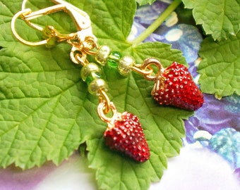 Erdbeerohrringe, Hängeohrringe, Emaille Erdbeeren rot, 3x1cm, Goldfarben, Klappbrisur, Glasperlen