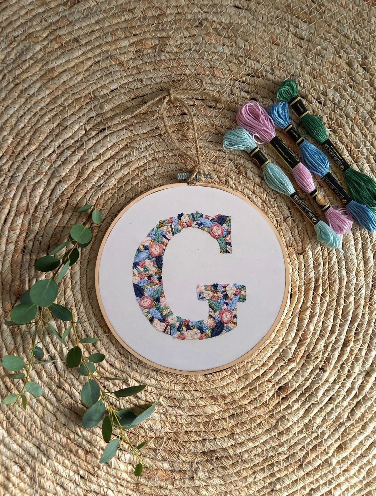 Initiale Fleurie - Broderie Personnalisée Texte ou Prénom Fleurs Cadeau Naissance, Anniversaire, Mar