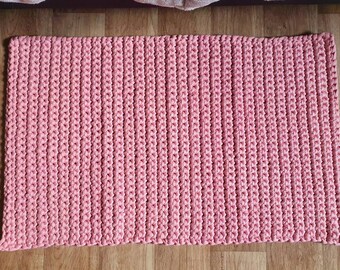 Tapis tricoté rose 48cm x 75cm