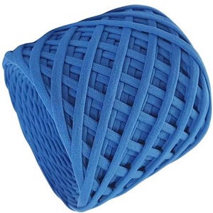 Può includere: Un gomitolo di filato blu brillante con una trama tessuta. Il filato è fatto di fibre morbide e spesse ed è perfetto per lavorare a uncinetto o a maglia.
