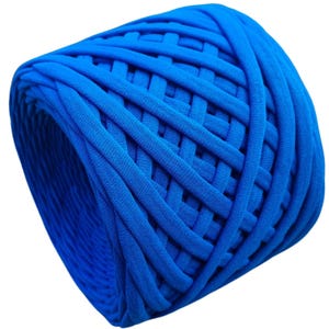 Può includere: Primo piano di un gomitolo di filo blu brillante, realizzato in tessuto morbido e tessuto. Il filo è avvolto stretto ed è pronto per progetti di artigianato.