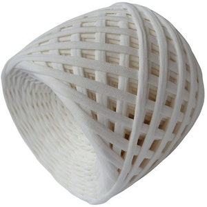 Può includere: Una palla di corda di cotone bianco, intrecciata a forma di griglia.
