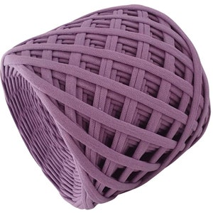 Può includere: Un grande gomitolo di filato color lavanda, strettamente intrecciato in un motivo a griglia. Il filato sembra essere un materiale spesso e morbido, adatto a vari progetti di artigianato. L'immagine è un primo piano, che evidenzia la consistenza e il colore del filato.