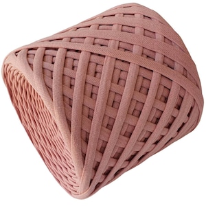 Può includere: Un cestino intrecciato di colore rosa antico. Il cestino è quadrato con angoli arrotondati e un motivo intrecciato. L'intreccio è realizzato con un materiale spesso e morbido, creando una superficie strutturata. Il cestino è vuoto e su sfondo bianco.