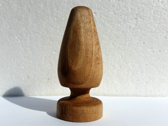 Stimulating wood butt plug for unisex uses