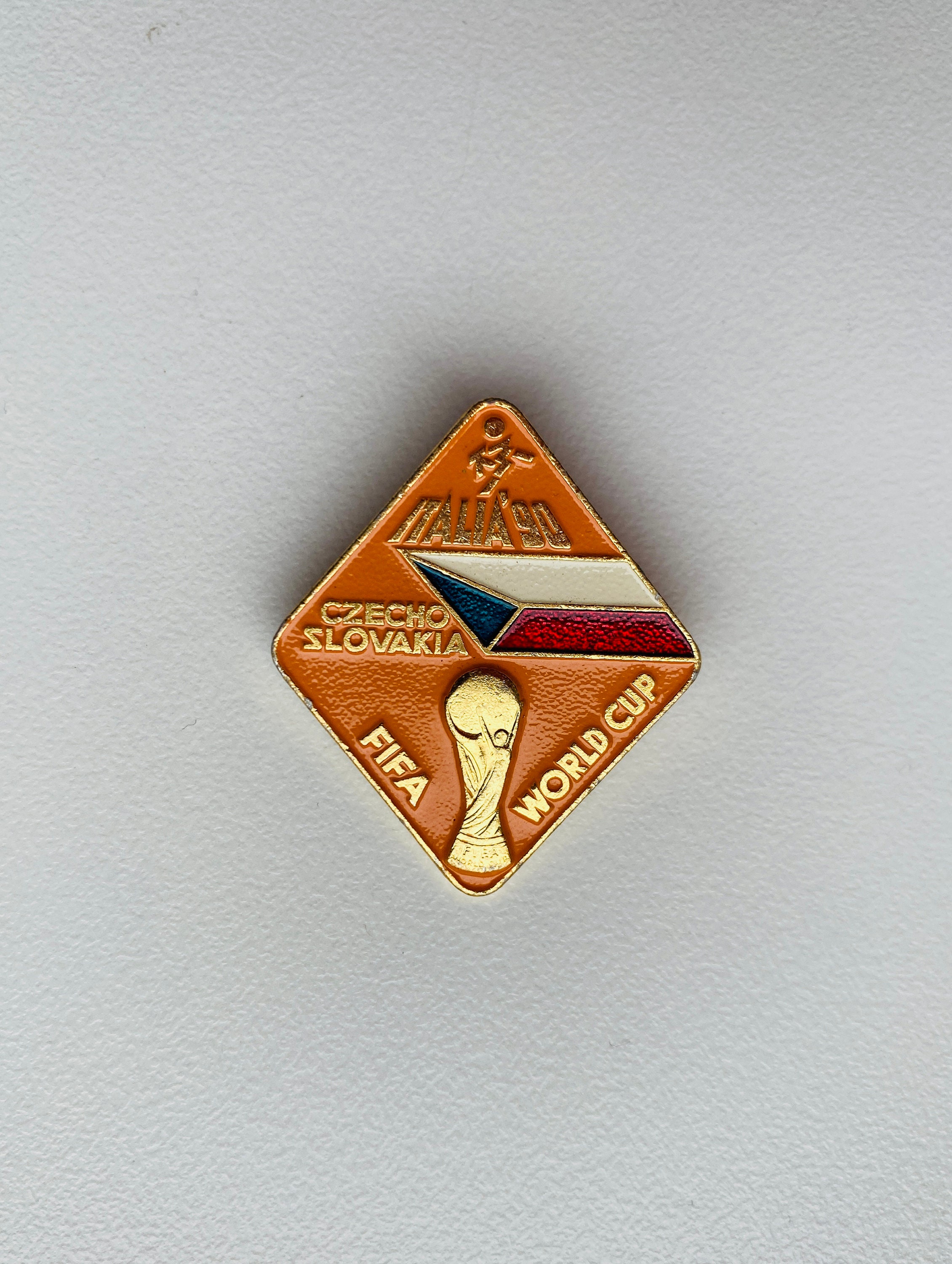 FK RADNICKI Pirot (Serbia) Yugoslavia football club, vintage pin, Badge !