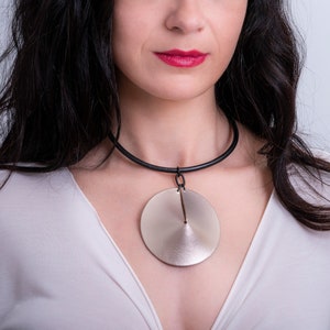 Collier tendance en cuir fait main : pendentif cône beige métallique