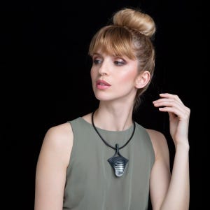 Collar de langosta de cuero contemporáneo: joyería escultórica 3D