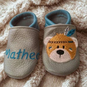 First walking shoes, crawling shoes with names, personalized crawling shoes, embroidered crawling shoes, crawling booties, leather booties, baby shower gift with bear